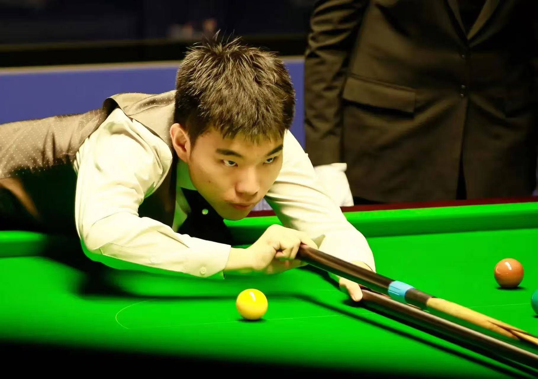 剑门雄鲨队险胜辽东山猫队，斯诺克公开赛上演关键失误成转折！教练团队居功至伟(居功至伟的近义词)